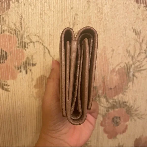 Gucci Taupe Pebbled Leather Tri-Fold Wallet with Gold GG - Picture 3 of 11